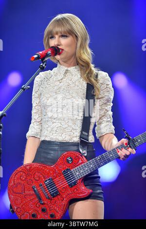 ATLANTA, GA – 18. APRIL: Der siebenfache Grammy-Gewinner Taylor Swift (* 13. Dezember 1989) führt am 18. April 2013 in Atlanta, Georgia die RED Tour in der Philips Arena durch. Leute: Taylor Swift (Bild: © SMG via ZUMA Wire) Stockfoto