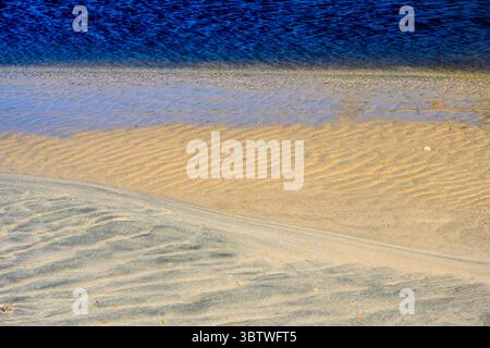 Sand und Wasser plätschern an der Mündung des Sand River, Lake Superior Provincial Park, Ontario, Kanada Stockfoto