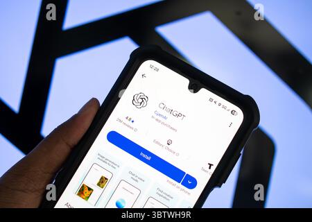 Oakley, Utah – 3. September 2025: Ein Telefon zeigt die ChatGPT-App auf Google Play, deren offizielles X-Profil im Hintergrund verschwimmt. Stockfoto