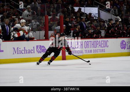 23. November 2019: Carolina Hurricanes Center Warren Foegele (13) während des NHL-Spiels zwischen den Florida Panthers und Carolina Hurricanes in der PNC Arena in Raleigh, NC. Brian McWalters/CSM(Kreditbild: &Copy; Brian Mcwalters/CSM via ZUMA Wire) Stockfoto