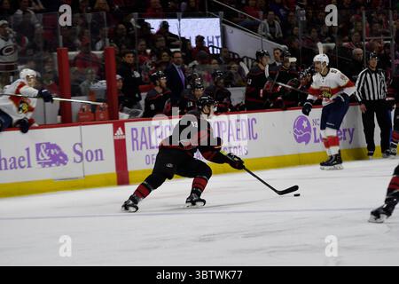 23. November 2019: Carolina Hurricanes Center Warren Foegele (13) während des NHL-Spiels zwischen den Florida Panthers und Carolina Hurricanes in der PNC Arena in Raleigh, NC. Brian McWalters/CSM(Kreditbild: &Copy; Brian Mcwalters/CSM via ZUMA Wire) Stockfoto