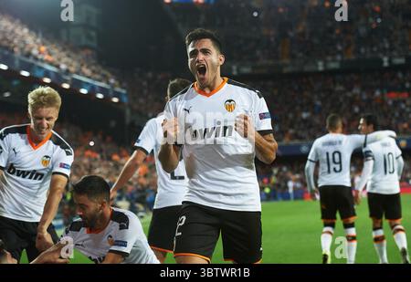27. November 2019, Valencia, Spanien: Maxi Gomez aus Valencia feiert ein Tor während des Spiels der Gruppe H der UEFA Champions League zwischen Valencia und Chelsea am 27. November 2019 im Mestalla Stadium in Valencia, Spanien (Kreditbild: © AFP7 Via ZUMA Wire) Stockfoto