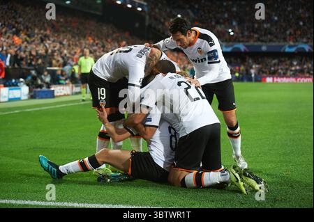 27. November 2019, Valencia, Spanien: Valencia-Spieler feiert das Tor von Carlos Soler beim Spiel der Gruppe H der UEFA Champions League zwischen Valencia und Chelsea am 27. November 2019 im Mestalla-Stadion in Valencia, Spanien (Kreditbild: © AFP7 Via ZUMA Wire) Stockfoto