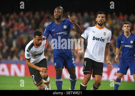 27. November 2019, Valencia, Spanien: Ezequiel Garay aus Valencia und Michy Batshuayi aus Chelsea Fccwährend des Gruppenspiels der UEFA Champions League zwischen Valencia und Chelsea am 27. November 2019 im Mestalla Stadium in Valencia, Spanien (Kreditbild: © AFP7 via ZUMA Wire) Stockfoto