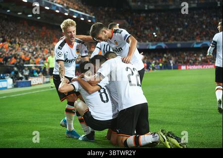 27. November 2019, Valencia, Spanien: Valencia-Spieler feiert das Tor von Carlos Soler beim Spiel der Gruppe H der UEFA Champions League zwischen Valencia und Chelsea am 27. November 2019 im Mestalla-Stadion in Valencia, Spanien (Kreditbild: © AFP7 Via ZUMA Wire) Stockfoto
