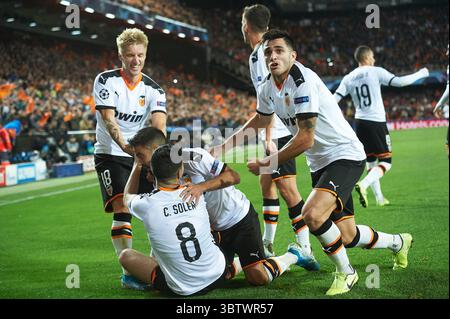 27. November 2019, Valencia, Spanien: Valencia-Spieler feiert das Tor von Carlos Soler beim Spiel der Gruppe H der UEFA Champions League zwischen Valencia und Chelsea am 27. November 2019 im Mestalla-Stadion in Valencia, Spanien (Kreditbild: © AFP7 Via ZUMA Wire) Stockfoto