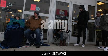 28. November 2019, Green Township, Ohio: Einheimische von der Sit Out Side der Einheimischen von der Sit Out Side des Ladens Kohlâ in Green Township. Am Donnerstag, 28,2019. November, da sie für die Eröffnung des Stores um 17.00 Uhr für Black Friday-Shopping am Donnerstag in Green Township gewichten. Am Donnerstag, 28,2019. November, da sie für die Eröffnung des Stores um 17.00 Uhr für Black Friday-Shopping am Donnerstag wiegen (Kreditbild: © Ernest Coleman/ZUMA Wire) Stockfoto