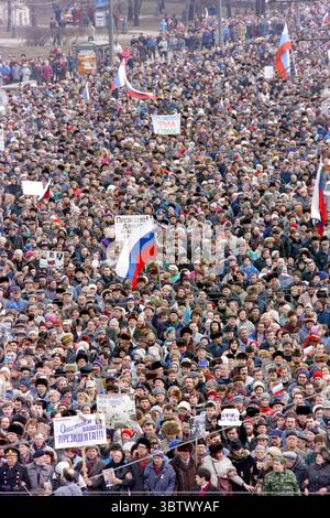28. März 1993, Moskau, Russland: Zehntausende russische Bürger nehmen an einer Massendemonstration zur Unterstützung von Präsident Boris Jelzin auf dem Roten Platz am 28. März 1993 in Moskau Teil. Die Unterstützer marschierten durch das Zentrum Moskaus und endeten auf dem Roten Platz, wo Jelzin die Menge ansprach. (Bild: © Richard Ellis/ZUMA Wire) Stockfoto