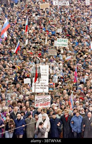 28. März 1993, Moskau, Russland: Zehntausende russische Bürger nehmen an einer Massendemonstration zur Unterstützung von Präsident Boris Jelzin auf dem Roten Platz am 28. März 1993 in Moskau Teil. Die Unterstützer marschierten durch das Zentrum Moskaus und endeten auf dem Roten Platz, wo Jelzin die Menge ansprach. (Bild: © Richard Ellis/ZUMA Wire) Stockfoto