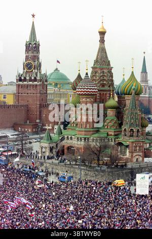 28. März 1993, Moskau, Russland: Zehntausende russische Bürger nehmen an einer Massendemonstration zur Unterstützung von Präsident Boris Jelzin auf dem Roten Platz am 28. März 1993 in Moskau Teil. Die Unterstützer marschierten durch das Zentrum Moskaus und endeten auf dem Roten Platz, wo Jelzin die Menge ansprach. (Bild: © Richard Ellis/ZUMA Wire) Stockfoto