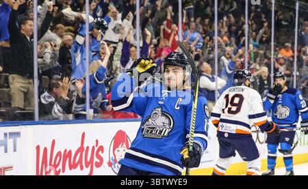 Jacksonville Icemen verließ Emerson Clark (13), nachdem er in der ersten Phase eines ECHL-Profihockeyspiels gegen die Greenville Swamp Rabbits in der Veterans Memorial Arena in Jacksonville, Florida, am Mittwoch, 27. November 2019 einen Treffer erzielte. [Gary Lloyd McCullough/CSM](Guthaben: &Copy; Gary Lloyd McCullough/CSM via ZUMA Wire) Stockfoto