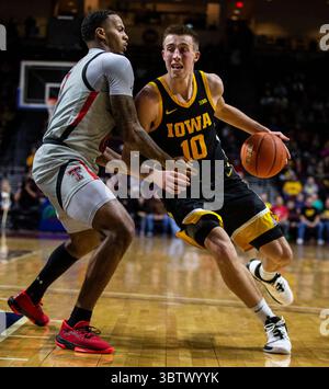 28. November 2019 Las Vegas, NV U.S.A. Iowa Hawkeyes Guard Joe Wieskamp (10) fährt während des NCAA Men's Basketball Continental Tire Las Vegas Invitational zwischen Texas Tech Red Raiders und dem Iowa Hawkeyes 72-61 Sieg in der Orleans Arena Las Vegas, NV, zum Korb. Thurman James/CSM(Credit Image: &Copy; Thurman James/CSM via ZUMA Wire) Stockfoto