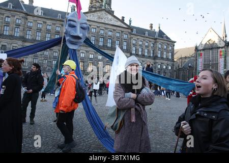 29. November 2019, Amsterdam, Niederlande: Aktivisten der Extinction Rebellion treten am 29. November 2019 während des â€˜Black Friday Rebellionâ€™ auf dem Dam-Platz auf. Die Demonstranten fordern das gegenwärtige System des übermäßigen Verbrauchs, eine Modenschau mit zwanzig Models, die Kostüme mit recycelbaren Materialien tragen, die mit der Klimakrise zusammenhängen. Die Modeindustrie wird bis 2050 ein Viertel des weltweiten CO2-Budgets in der Bekleidungsproduktion verbrauchen. (Kreditbild: © Paulo Amorim/Vwpics/VW Pics via ZUMA Wire) Stockfoto