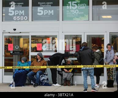 30. November 2019, Green Township, Ohio, USA: Einheimische sitzen vor dem Laden der Kohlâ in Green Township. Am Donnerstag, 28,2019. November, da sie für die Eröffnung des Stores um 17.00 Uhr für Black Friday-Shopping am Donnerstag wiegen (Kreditbild: © Ernest Coleman/ZUMA Wire) Stockfoto