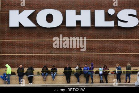 30. November 2019, Green Township, Ohio, USA: Einheimische stellen sich in Green Township auf Kohlâ Laden. Am Donnerstag, November 28,2019, werden sie für die Eröffnung des Stores um 17.00 Uhr gewichtet, damit am Donnerstag ein Black Friday-Shopping stattfindet (Bild: © Ernest Coleman/ZUMA Wire). Stockfoto