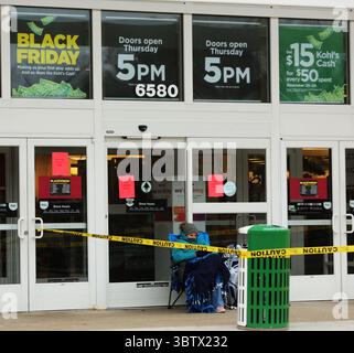 30. November 2019, Green Township, Ohio: Eine Frau sitzt am 28. November 2019 vor der Haustür des KOHLâ-GESCHÄFTS IN Green Township, Ohio. Da sie die erste Person sein wird, die am Black Fri Shoopping-Tag reinkommt, um einzukaufen. (Bild: © Ernest Coleman/ZUMA Wire) Stockfoto