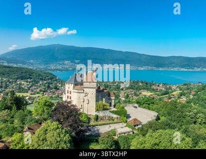 Aus der Vogelperspektive auf das romantische Märchenschloss Menthon Saint Bernard in der Nähe des Lake Annecy in Frankreich inspirierte Dornröschenschloss Stockfoto