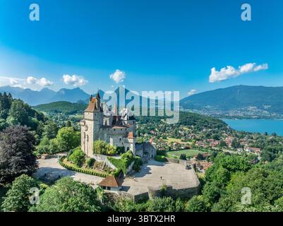 Aus der Vogelperspektive auf das romantische Märchenschloss Menthon Saint Bernard in der Nähe des Lake Annecy in Frankreich inspirierte Dornröschenschloss Stockfoto