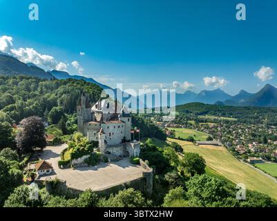 Aus der Vogelperspektive auf das romantische Märchenschloss Menthon Saint Bernard in der Nähe des Lake Annecy in Frankreich inspirierte Dornröschenschloss Stockfoto