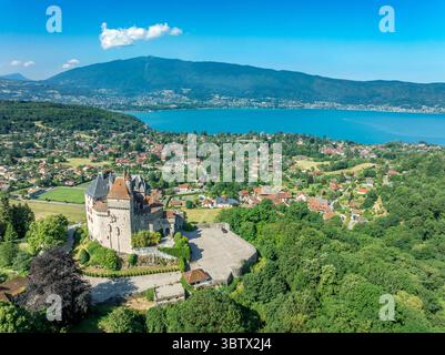 Aus der Vogelperspektive auf das romantische Märchenschloss Menthon Saint Bernard in der Nähe des Lake Annecy in Frankreich inspirierte Dornröschenschloss Stockfoto