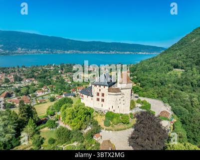 Aus der Vogelperspektive auf das romantische Märchenschloss Menthon Saint Bernard in der Nähe des Lake Annecy in Frankreich inspirierte Dornröschenschloss Stockfoto