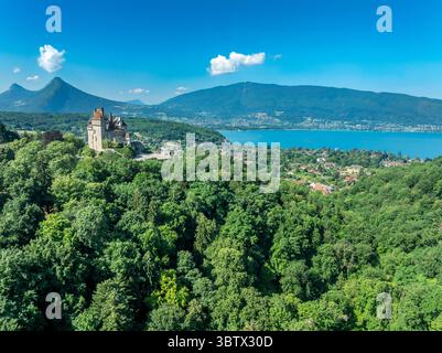 Aus der Vogelperspektive auf das romantische Märchenschloss Menthon Saint Bernard in der Nähe des Lake Annecy in Frankreich inspirierte Dornröschenschloss Stockfoto