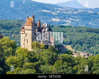 Aus der Vogelperspektive auf das romantische Märchenschloss Menthon Saint Bernard in der Nähe des Lake Annecy in Frankreich inspirierte Dornröschenschloss Stockfoto