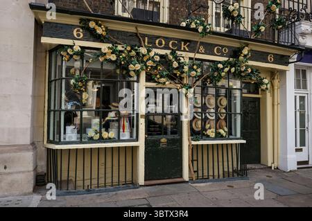 Sperre & Co. Hatters ursprünglich James Lock and Co. Ltd ist der älteste Hutladen der Welt und ein königlicher Warrant-Inhaber, ursprünglicher Designer des Bowler-Hutes. Stockfoto
