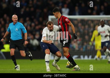 Tottenhams Stürmer Harry Kane und Bournemouths Stürmer Dominic Solanke treten im Tottenham Hotspur Stadium in London um den Ball an. Am 30. November 2019. (Foto von AFS/Espa-Images)(Credit Image: &Copy; ESPA Photo Agency/CSM via ZUMA Wire) Stockfoto