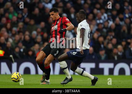 Bournemouths Stürmer Dominic Solanke und Tottenhams Verteidiger Davinson Sanchez kämpfen um den Ball während des Barclays Premier League-Spiels zwischen Tottenham Hotspur und Bournemouth im Tottenham Hotspur Stadium in London. Am 30. November 2019. (Foto von AFS/Espa-Images)(Credit Image: &Copy; ESPA Photo Agency/CSM via ZUMA Wire) Stockfoto