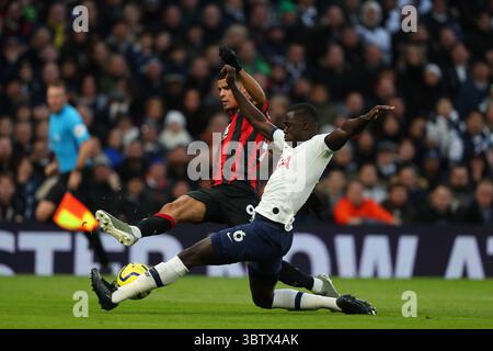 Bournemouths Stürmer Dominic Solanke und Tottenhams Verteidiger Davinson Sanchez kämpfen um den Ball während des Barclays Premier League-Spiels zwischen Tottenham Hotspur und Bournemouth im Tottenham Hotspur Stadium in London. Am 30. November 2019. (Foto von AFS/Espa-Images)(Credit Image: &Copy; ESPA Photo Agency/CSM via ZUMA Wire) Stockfoto