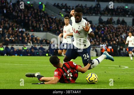 Dominic Solanke und Tottenhams Verteidiger Serge Aurier während des Spiels der Barclays Premier League zwischen Tottenham Hotspur und Bournemouth im Tottenham Hotspur Stadium in London. Am 30. November 2019. (Foto von AFS/Espa-Images)(Credit Image: &Copy; ESPA Photo Agency/CSM via ZUMA Wire) Stockfoto