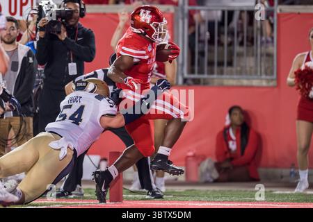 30. November 2019: Houston Cougars Running Back Patrick Carr (21) läuft im ersten Quartal eines NCAA-Fußballspiels zwischen den Navy Midshipmen und den Houston Cougars im TDECU Stadium in Houston, Texas, für einen Touchdown am Linebacker Diego Fagot (54). ..Trask Smith/CSM(Credit Image: &Copy; Trask Smith/CSM via ZUMA Wire) Stockfoto