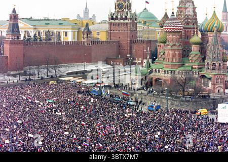 28. März 1993, Moskau, Russland: Zehntausende russische Bürger nehmen an einer Massendemonstration zur Unterstützung von Präsident Boris Jelzin auf dem Roten Platz am 28. März 1993 in Moskau Teil. Die Unterstützer marschierten durch das Zentrum Moskaus und endeten auf dem Roten Platz, wo Jelzin die Menge ansprach. (Bild: © Richard Ellis/ZUMA Wire) Stockfoto