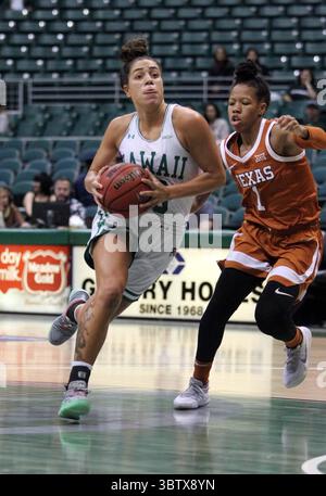 Dezember 2019 - Hawai'i Rainbow Wahine Guard Jadynn Alexander #15 fährt die Spur auf Texas Longhorns Guard Sug Sutton #1 während eines Spiels zwischen den Hawai'i Rainbow Wahine und den Texas Longhorns im Stan Sheriff Center in Honolulu, HI - Michael Sullivan/CSM. (Credit Image: &Copy; Michael Sullivan/CSM via ZUMA Wire) Stockfoto