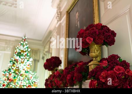 1. Dezember 2019, Washington, District of Columbia, Vereinigte Staaten von Amerika: WASHINGTON, DC - 2. DEZEMBER 2019: First Lady Melania Trump enthüllt Weihnachten im Weißen Haus 2019. Menschen: First Lady Melania Trump. (Kreditbild: © SMG via ZUMA Wire) Stockfoto