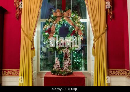 1. Dezember 2019, Washington, District of Columbia, Vereinigte Staaten von Amerika: WASHINGTON, DC - 2. DEZEMBER 2019: First Lady Melania Trump enthüllt Weihnachten im Weißen Haus 2019. Menschen: First Lady Melania Trump. (Kreditbild: © SMG via ZUMA Wire) Stockfoto