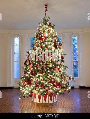 1. Dezember 2019, Washington, District of Columbia, Vereinigte Staaten von Amerika: WASHINGTON, DC - 2. DEZEMBER 2019: First Lady Melania Trump enthüllt Weihnachten im Weißen Haus 2019. Menschen: First Lady Melania Trump. (Kreditbild: © SMG via ZUMA Wire) Stockfoto