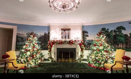 2. Dezember 2019, Washington, District of Columbia, Vereinigte Staaten von Amerika: WASHINGTON, DC - 2. DEZEMBER 2019: First Lady Melania Trump enthüllt Weihnachten im Weißen Haus 2019. Menschen: First Lady Melania Trump. (Kreditbild: © SMG via ZUMA Wire) Stockfoto