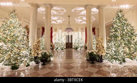 2. Dezember 2019, Washington, District of Columbia, Vereinigte Staaten von Amerika: WASHINGTON, DC - 2. DEZEMBER 2019: First Lady Melania Trump enthüllt Weihnachten im Weißen Haus 2019. Menschen: First Lady Melania Trump. (Kreditbild: © SMG via ZUMA Wire) Stockfoto