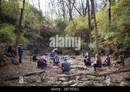 17. November 2019, Columbus, OH, USA: Teilnehmer von Shinrin-yoku, angeboten von Elizabeth Olate und Scott Sheets, nehmen sich einen Moment Zeit, um ihre Umgebung durch Duft und Klang zu bemerken und dann zu teilen, was ihnen aufgefallen ist, im Indian Village Outdoor Recreation Center, Sonntag, 17. November 2019. (Kreditbild: © TNS via ZUMA Wire) Stockfoto