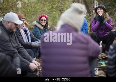 17. November 2019, Columbus, OH, USA: Teilnehmer von Shinrin-yoku beenden das Erlebnis mit einer kleinen Teezeremonie im Indian Village Outdoor Recreation Center, geleitet von Elizabeth Olate, Right, und Scott Sheets, Sonntag, 17. November, 2019. (Bild: © TNS via ZUMA Wire) Stockfoto