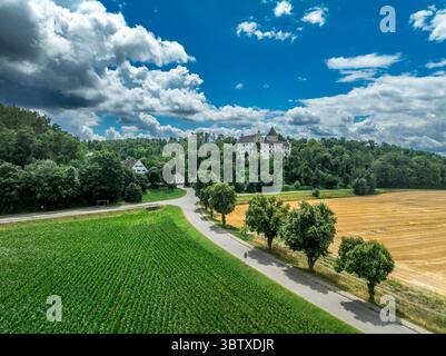 Aus der Vogelperspektive auf Schloss Kronwinkl in Bayern Deutschland mit großen runden Donjon- und Schlossgebäuden Stockfoto