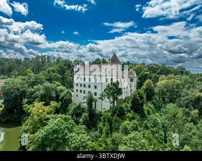 Aus der Vogelperspektive auf Schloss Kronwinkl in Bayern Deutschland mit großen runden Donjon- und Schlossgebäuden Stockfoto