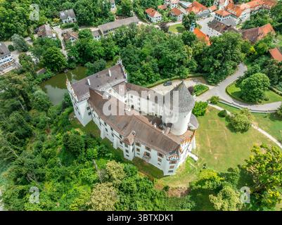 Aus der Vogelperspektive auf Schloss Kronwinkl in Bayern Deutschland mit großen runden Donjon- und Schlossgebäuden Stockfoto