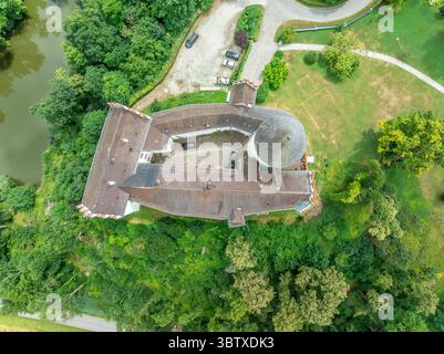 Aus der Vogelperspektive auf Schloss Kronwinkl in Bayern Deutschland mit großen runden Donjon- und Schlossgebäuden Stockfoto