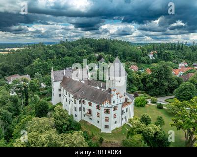 Aus der Vogelperspektive auf Schloss Kronwinkl in Bayern Deutschland mit großen runden Donjon- und Schlossgebäuden Stockfoto