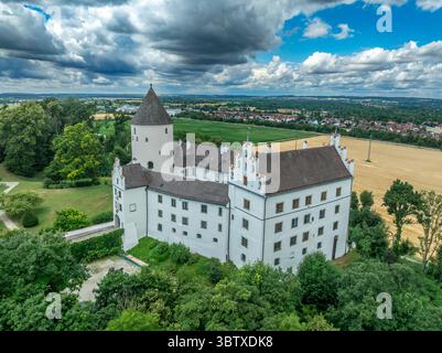 Aus der Vogelperspektive auf Schloss Kronwinkl in Bayern Deutschland mit großen runden Donjon- und Schlossgebäuden Stockfoto