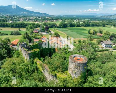 Blick aus der Vogelperspektive auf die auf einem Hügel gelegene Ruine Rochette in Savoyen Frankreich mit rundem Donjon, Vorhangfassaden, die über der darunter liegenden Handelsstraße ragen Stockfoto