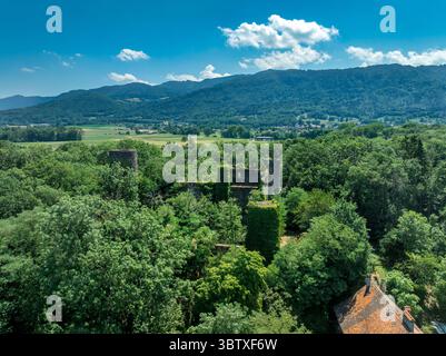 Blick aus der Vogelperspektive auf die auf einem Hügel gelegene Ruine Rochette in Savoyen Frankreich mit rundem Donjon, Vorhangfassaden, die über der darunter liegenden Handelsstraße ragen Stockfoto